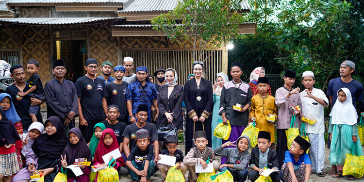 Wulan Sadeva dan Sally Joelly Berbagi Bingkisan untuk Lebaran di Padepokan Cakra Buana