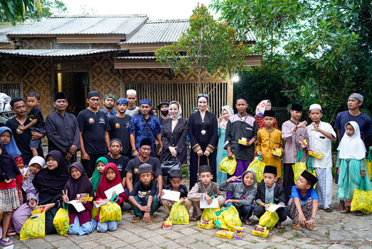 Wulan Sadeva dan Sally Joelly Berbagi Bingkisan untuk Lebaran di Padepokan Cakra Buana