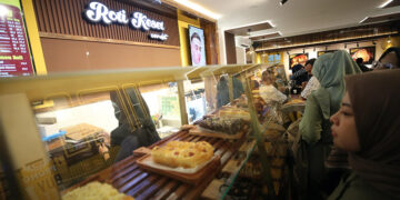 Grand Opening Roti Keset Condet Kemang Dimeriahkan Kehadiran Fadil Jaidi dan Pak Muh