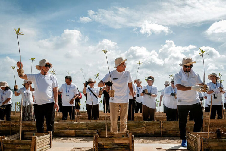 Menparekraf Ajak Delegasi “The 2nd UN Tourism Regional Conference on the Empowerment of Women in Tourism in Asia and the Pacific” Tanam Bakau