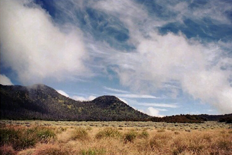 5 Panorama Memukau di Gunung Papandayan yang Wajib Dilihat