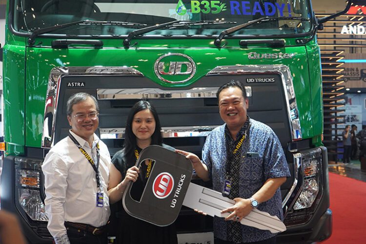 UD Trucks Quester Lakukan Serah Terima 30 Unit Quester GKE 280 kepada PT Cakraindo Mitra International
