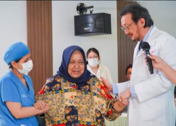 RS Medistra Jadi Pionir Operasi Implan Lutut Berbantuan Robot di Indonesia