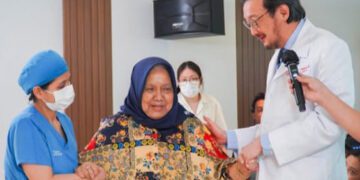 RS Medistra Jadi Pionir Operasi Implan Lutut Berbantuan Robot di Indonesia