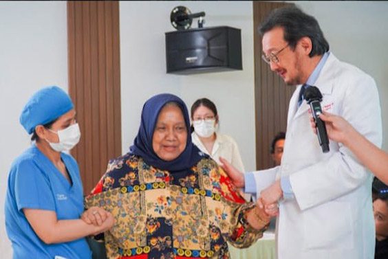 RS Medistra Jadi Pionir Operasi Implan Lutut Berbantuan Robot di Indonesia