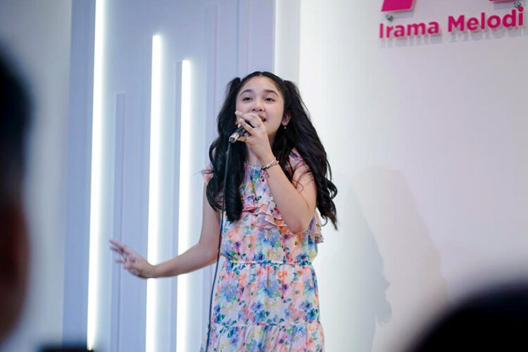 Pinky Awahita, Jadi Bintang di Pembukaan Sekolah Vocal Irama Melodi