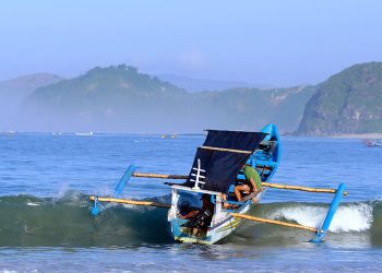 Temukan Kedamaian Alam di Pantai Selong Belanak, NTB