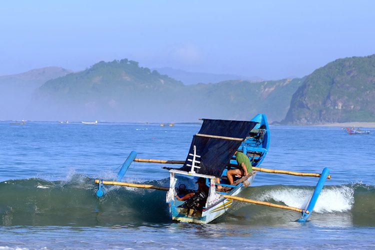 Temukan Kedamaian Alam di Pantai Selong Belanak, NTB