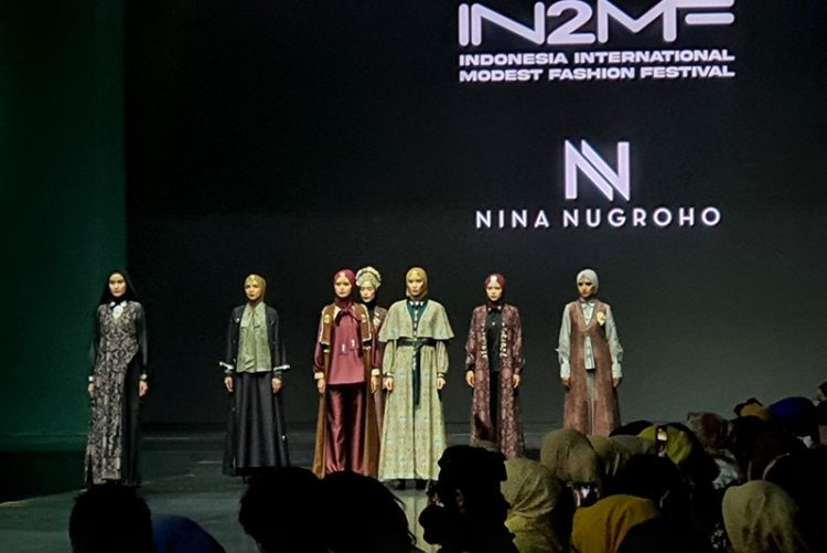 Membangun Sustainable Modest Fashion Indonesia dengan Wastra Aceh dalam Koleksi “Peuhaba” dari Nina Nugroho