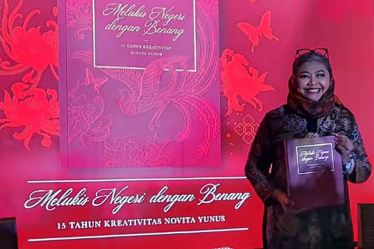 Melukis Negeri dengan Benang: Perayaan 15 Tahun Novita Yunus Membawa Wastra Nusantara Mendunia