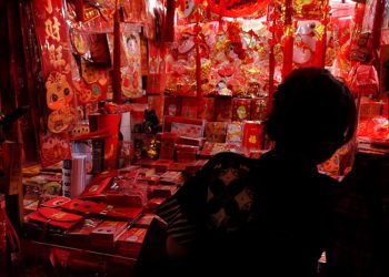 Sambut Imlek 2025, Warga Buru Angpau Shio Ular Kayu