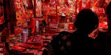 Sambut Imlek 2025, Warga Buru Angpau Shio Ular Kayu