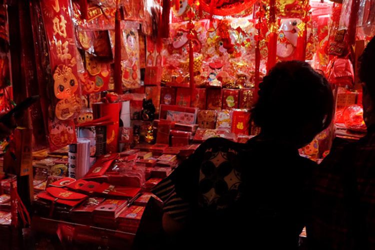 Sambut Imlek 2025, Warga Buru Angpau Shio Ular Kayu