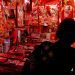 Sambut Imlek 2025, Warga Buru Angpau Shio Ular Kayu
