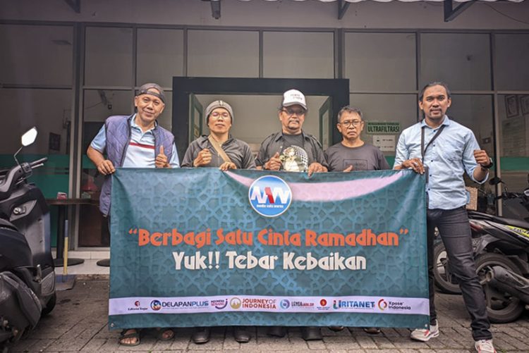 Berbagi Berkah Ramadan, dr Sona Sulistyo dan Media Satu Warna Network Bagikan Takjil di Mampang