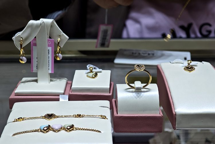 The Palace Jeweler Rayakan Koleksi ILY Gold Lewat Fan Meeting Bersama Prilly Latuconsina di Bogor