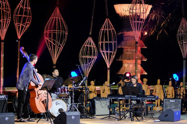 Irsa Destiwi Trio, Tetap Bersemangat Walau Diguyur Hujan di BRI Jazz Gunung Series 3 Ijen