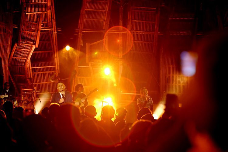 Sal Priadi Tutup Jazz Gunung Bromo 2025 dengan Penampilan Atraktif