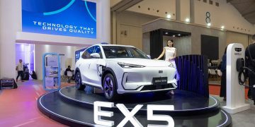 Gebrak Pasar Otomotif, Geely Bawa Amunisi Elektrifikasi dan SUV Ikonik di GJAW 2025