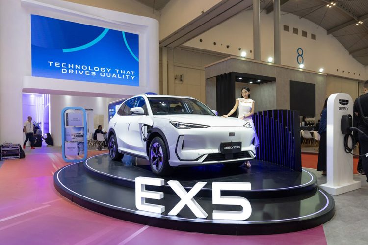 Gebrak Pasar Otomotif, Geely Bawa Amunisi Elektrifikasi dan SUV Ikonik di GJAW 2025