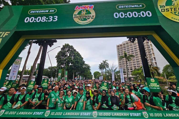 10.000 Langkah Melawan Osteoporosis, 12.000 Warga Jakarta Padati GBK dalam Kampanye Anlene™ dan PEROSI