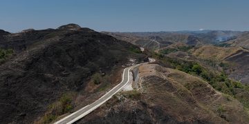 Menyesap Keheningan di Bukit Tanarara, “Ombak Beku” Berbalut Savana dari Sumba Timur