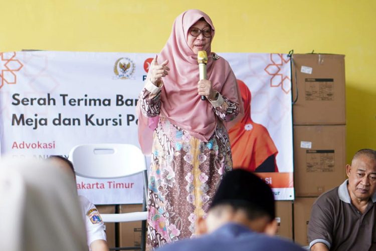 Perkuat Layanan Kesehatan di Kramat Jati, Anis Byarwati Salurkan Fasilitas Penunjang Posyandu Batu Ampar