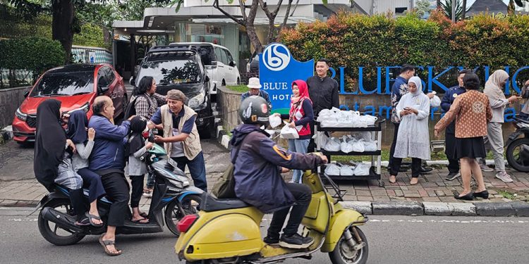 Blue Sky Hotel Petamburan Gandeng Media Satu Warna Berbagi Takjil Menjemput Keberkahan Ramadan