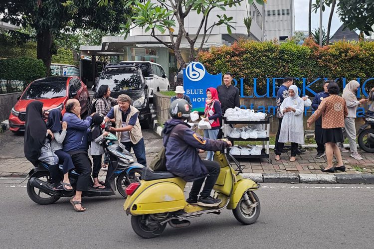 Blue Sky Hotel Petamburan Gandeng Media Satu Warna Berbagi Takjil Menjemput Keberkahan Ramadan