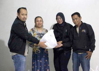 Nyai Dewi Rantian bagikan Sembako untuk Warga Pondok Bambu Sambut Hari Kemenangan