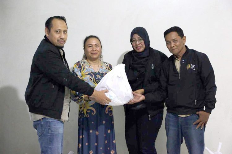 Nyai Dewi Rantian bagikan Sembako untuk Warga Pondok Bambu Sambut Hari Kemenangan