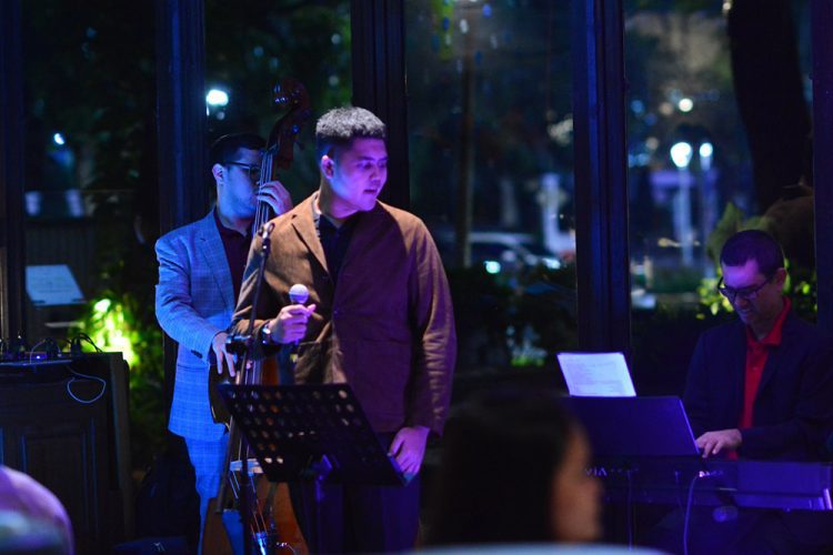 Alonzo Brata, Antara Al Jarreau sampai Frank Sinatra