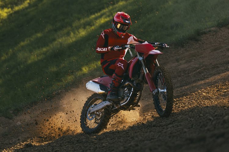 Ducati Desmo250 MX Baru, Revolusi Mesin 15.000 RPM dan Kontrol Traksi Pintar di Lintasan Motocross