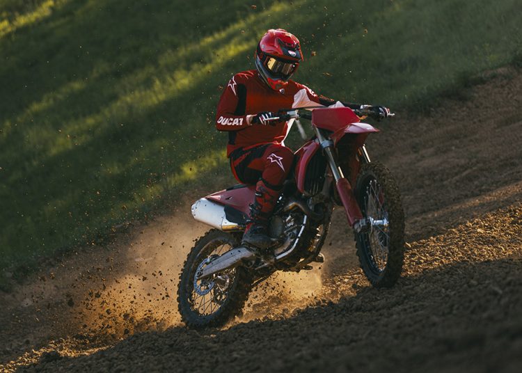Ducati Desmo250 MX Baru, Revolusi Mesin 15.000 RPM dan Kontrol Traksi Pintar di Lintasan Motocross