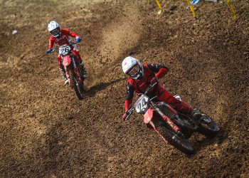 Meski Cedera Bahu dan Sempat Terjatuh, Diva Ismayana Tetap Rebut Posisi Kedua di Kualifikasi Kejurnas Motocross Round 5