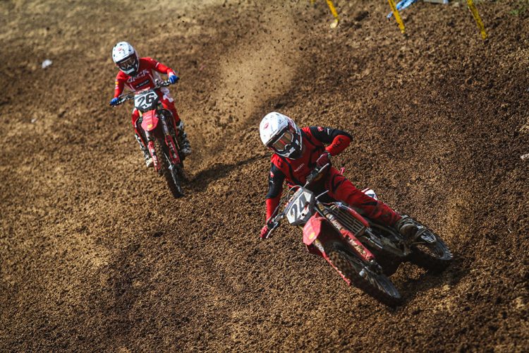 Meski Cedera Bahu dan Sempat Terjatuh, Diva Ismayana Tetap Rebut Posisi Kedua di Kualifikasi Kejurnas Motocross Round 5