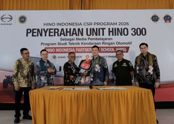 Hino Serahkan Truk Hino 300 ke SMKN 5 Makassar