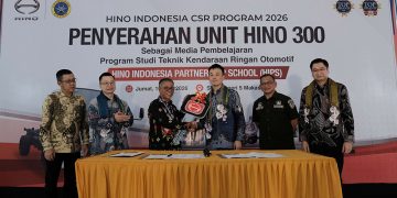 Hino Serahkan Truk Hino 300 ke SMKN 5 Makassar