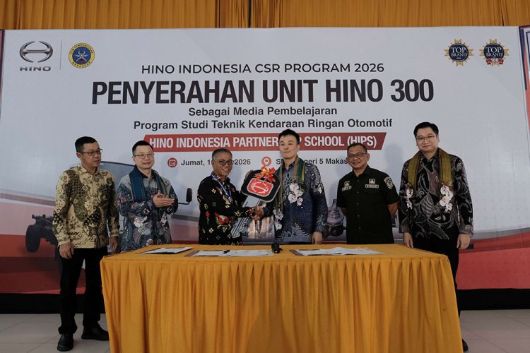 Hino Serahkan Truk Hino 300 ke SMKN 5 Makassar