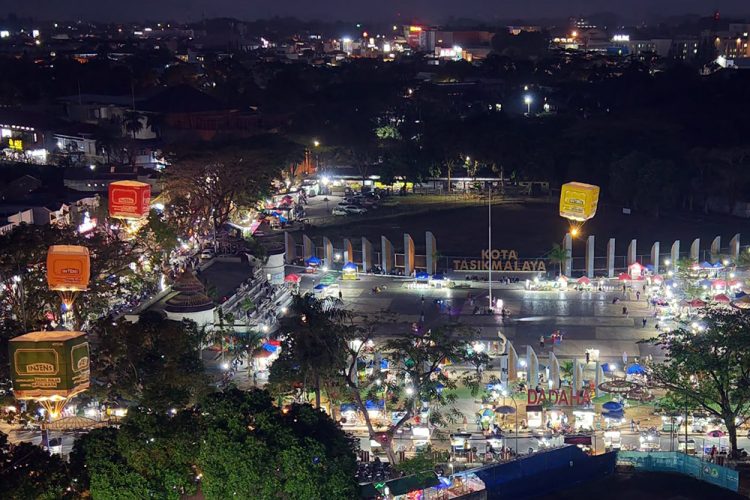 Balon “INTENS” Muncul di 10 Kota, Publik Dibuat Penasaran