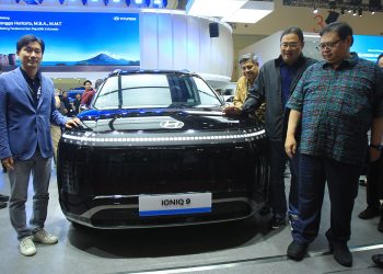 Airlangga Sambangi Booth Hyundai di GIIAS 2026, Intip Langsung IONIQ 9