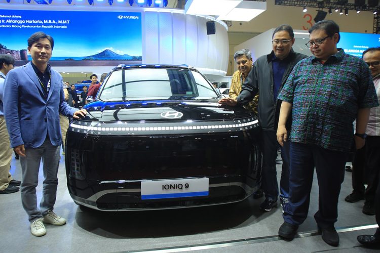 Airlangga Sambangi Booth Hyundai di GIIAS 2026, Intip Langsung IONIQ 9