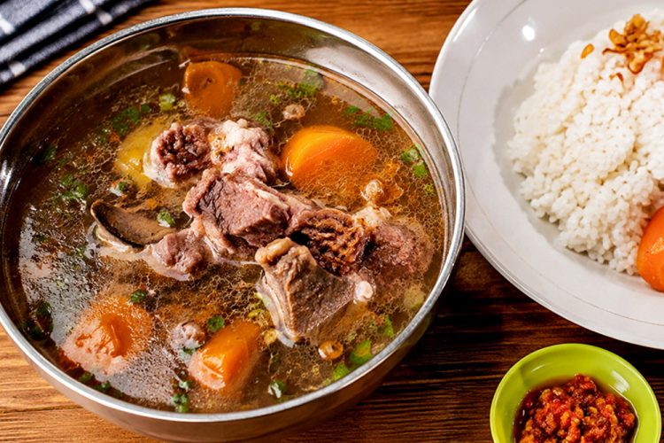 Sop Buntut Ma’Emun, Sebuah Warisan Rasa Legendaris Bogor Sejak 1970
